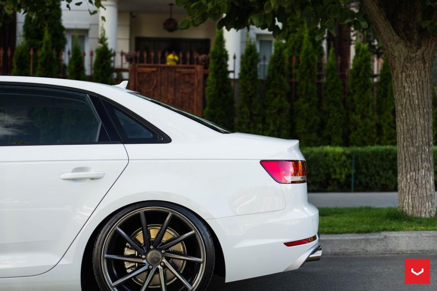 Детали экстерьера Audi A4 Sedan Quattro on Vossen Wheels (CVT) 2017 года  (фото 13 из 18)